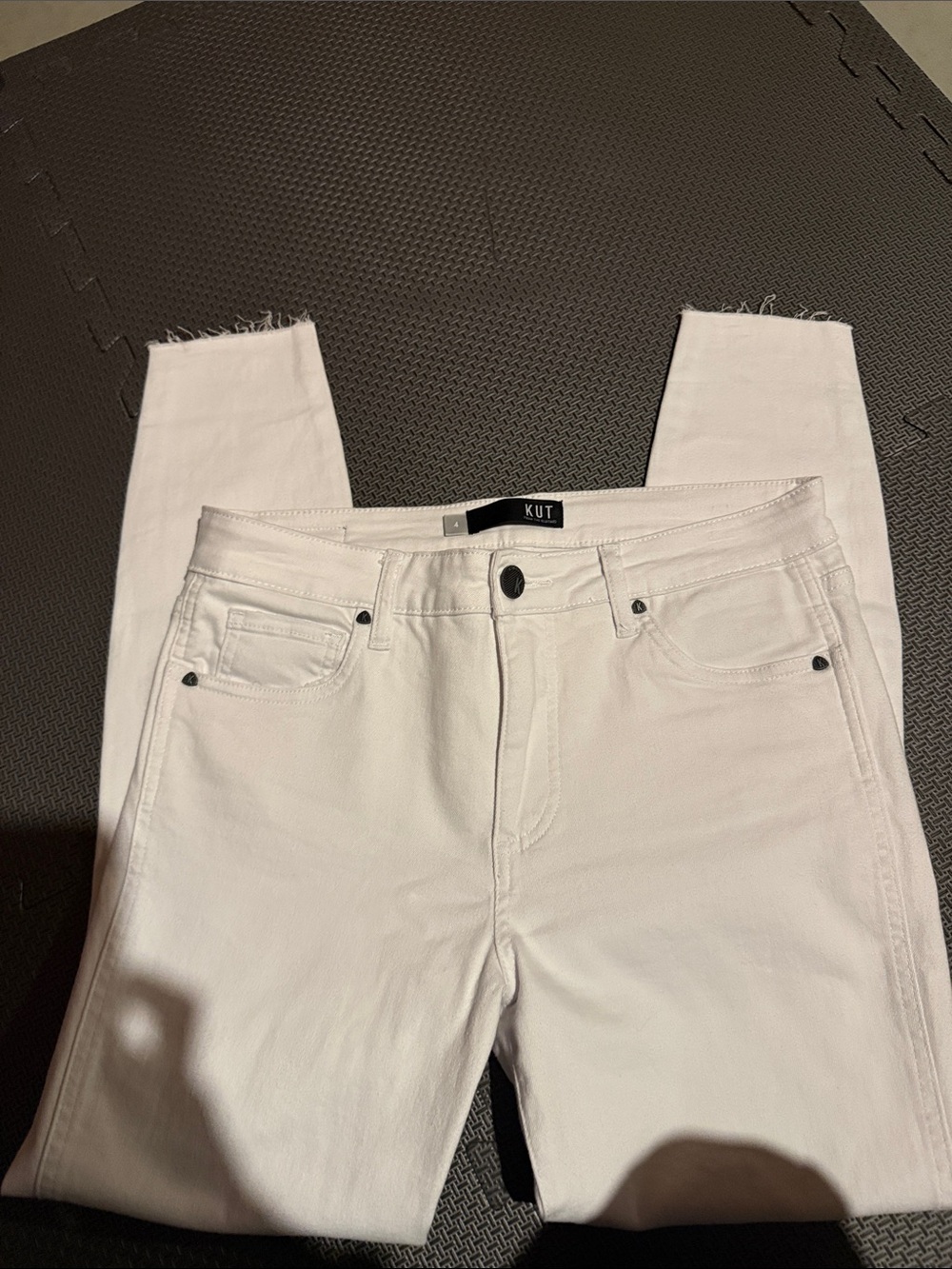 Kut from the Kloth White Skinny Jeans with Raw Hem 
Size 4